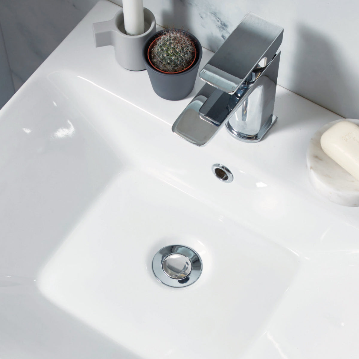 Round Centre Dome Slotted Sprung Basin Waste